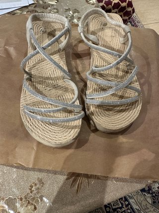 Sandalias Beige y Plateadas