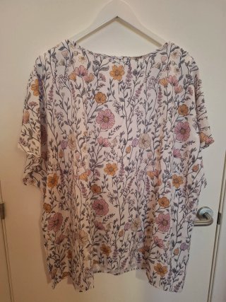 Blusa floral sin mangas multicolor