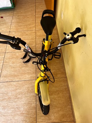 Bicicleta infantil amarilla