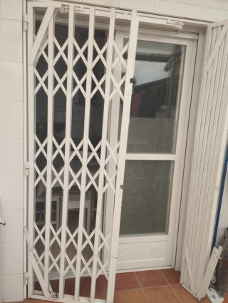 Reja de tijera blanca atornillada