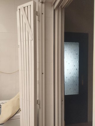 Reja de tijera blanca atornillada
