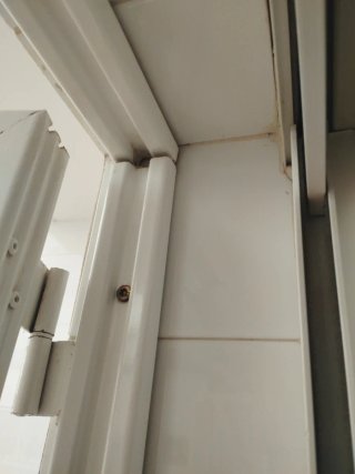 Reja de tijera blanca atornillada