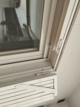 Reja de tijera blanca atornillada