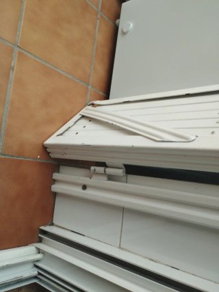 Reja de tijera blanca atornillada