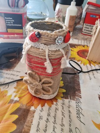 Adorno de nido con pájaro y flores