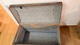 Baúl antiguo de metal y madera para restaurar