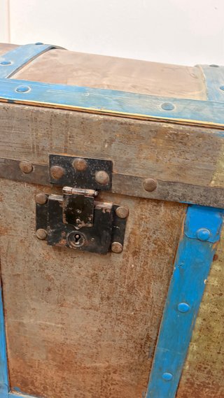 Baúl antiguo de metal y madera para restaurar