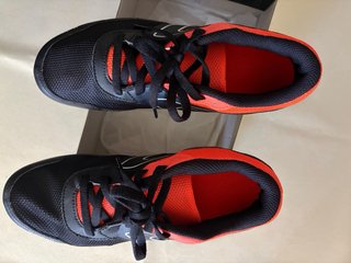 Zapatillas de clavos negras y naranjas
