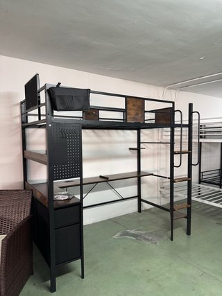 Cama alta con escritorio y almacenaje