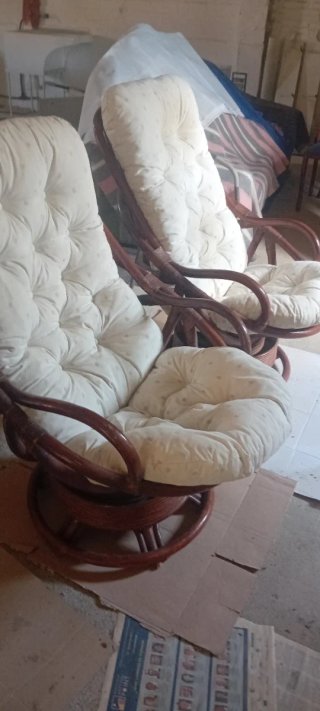 Sofás y butacas de mimbre marrón