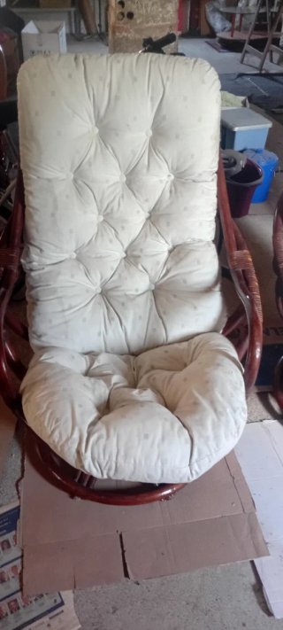 Sofás y butacas de mimbre marrón