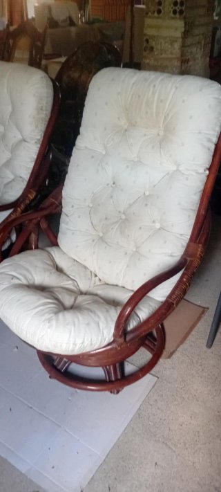 Sofás y butacas de mimbre marrón