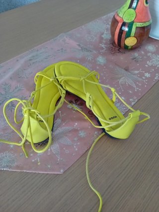 Sandalias Hugo Amarillas