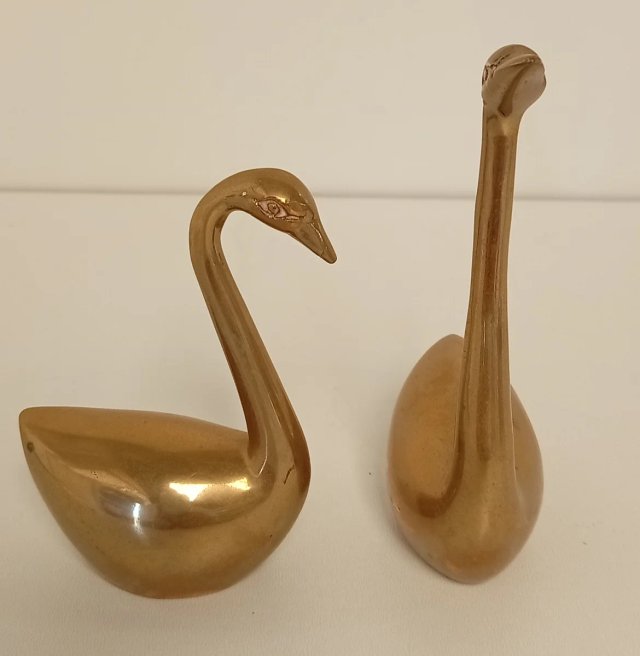 PAREJA DE CISNES DECORATIVOS DE LATON MACIZO