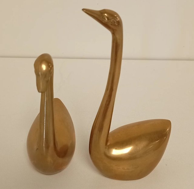 PAREJA DE CISNES DECORATIVOS DE LATON MACIZO