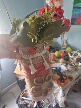 Botella decorada con flores yute