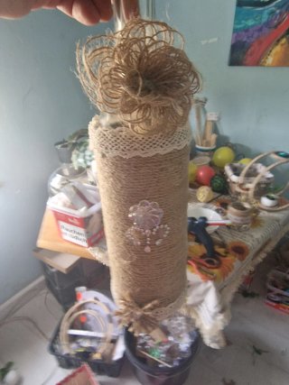 Botella decorada con flores yute