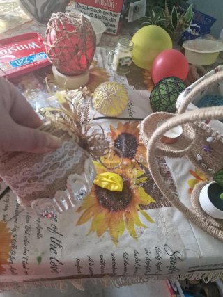 Botella decorada con flores yute