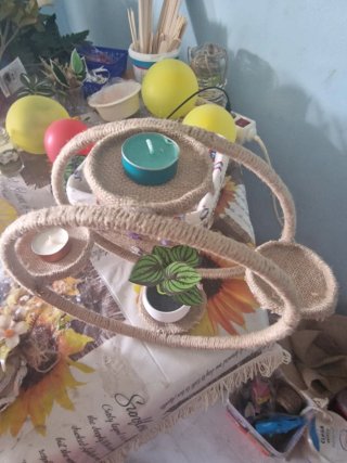 Botella decorada con flores yute
