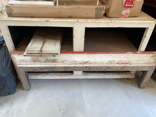 Móvel antigo branco com portas