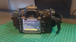 Nikon D7000 (reestreno, 7% uso) + Carg + 2 Bat