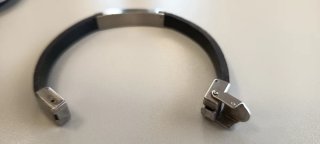 Pulsera cuero negro y acero plateado