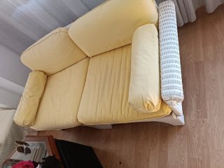 Sofá tela amarillo con detalles mimbre