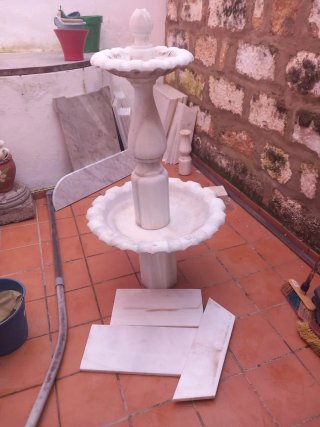 Fuente de mármol de dos niveles