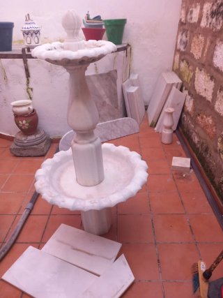 Fuente de mármol de dos niveles