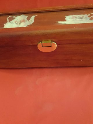 Caja de té de madera con diseño floral