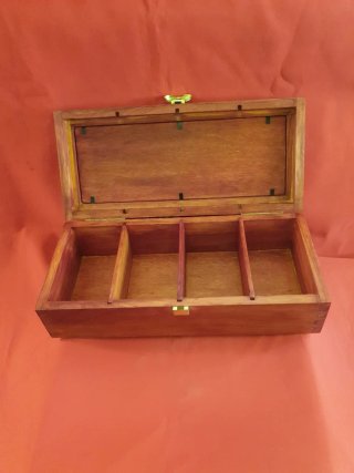 Caja de té de madera con diseño floral