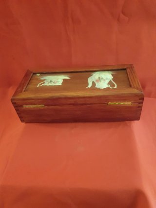 Caja de té de madera con diseño floral