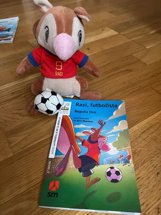 Libros Rasi futbolista con peluche