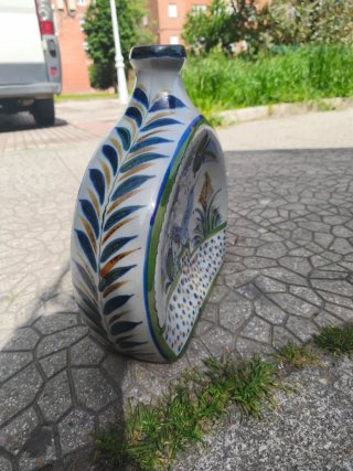 Jarrón de cerámica pintado a mano