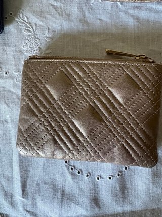 Cartera dorada acolchada con logo