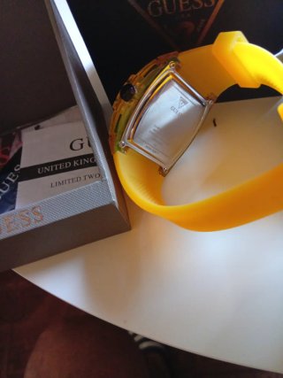 Reloj Guess Amarillo y Negro.
