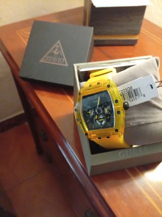 Reloj Guess Amarillo y Negro.
