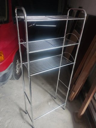 Estantería metálica plateada para inodoro