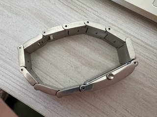 Reloj DKNY plateado con detalles rosas
