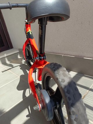 Bicicleta sin pedales Btwin roja