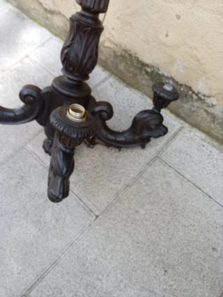 Lámpara antigua de madera tallada