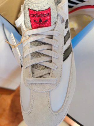 Zapatillas Adidas Blancas y Rojas
