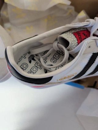 Zapatillas Adidas Blancas y Rojas