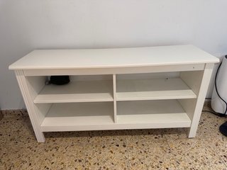 Mueble bajo blanco con estantes