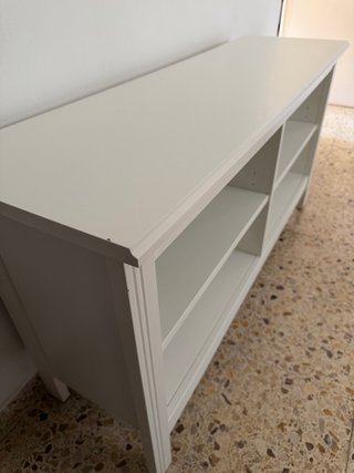 Mueble bajo blanco con estantes