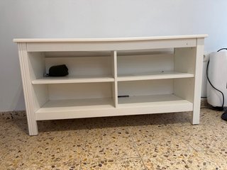 Mueble bajo blanco con estantes