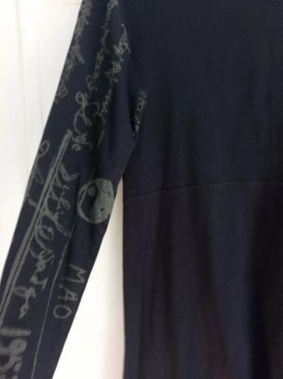 Vestido Desigual Negro con Estampado Dorado Talla