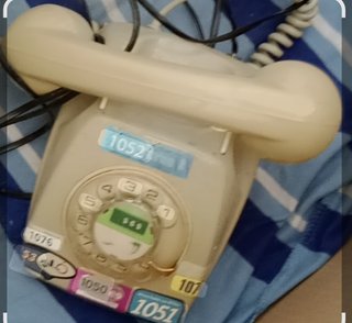 Teléfono fijo beige con dial giratorio