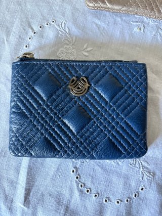 Cartera azul acolchada con logo