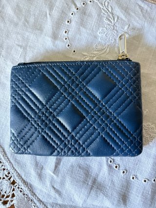 Cartera azul acolchada con logo